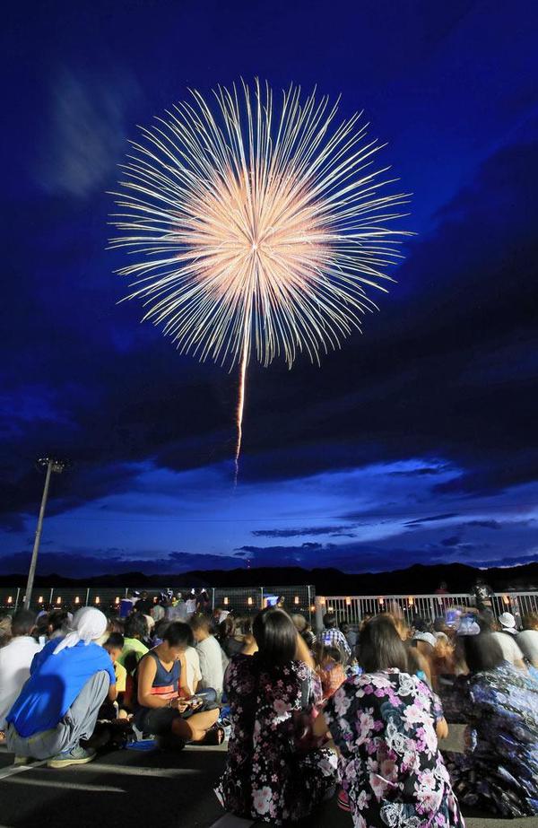 日本民眾舉辦煙花大會紀念日本311地震組圖