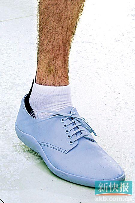 kenzo秀场大量运用白袜,清新感的皮鞋与短裤混搭,融合度极高.