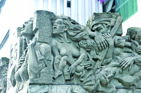 重庆大轰炸雕塑图片