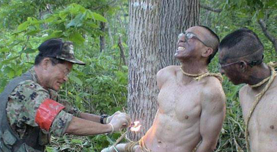 网传日本自卫队虐兵照 上司火烧裸体被绑下属(图)