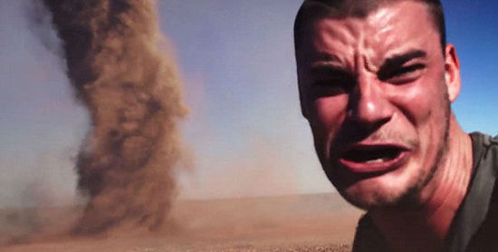 近日流传一段爆红视频,显示一名澳大利亚男子站在龙卷风的必经之路上