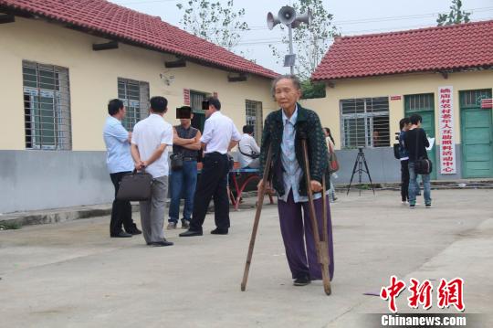 湖北荆门八旬夫妇索赡养费无果含泪状告七子女|老人|赡养_凤凰资讯