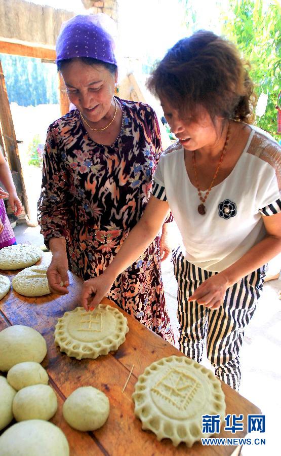 新疆哈密打月饼迎佳节图