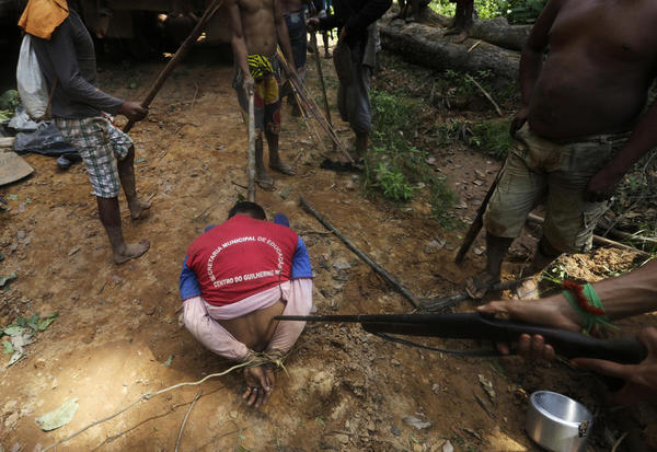亚马逊土著武士对抗非法伐木者 俘虏被脱裤释放(高清组图)