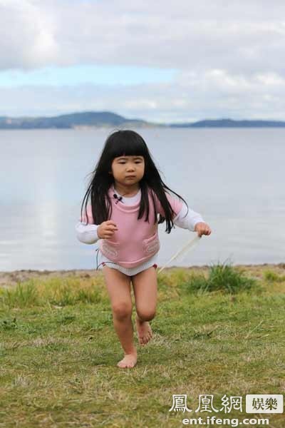 grace《爸爸2》脱裤奔跑 新西兰疯玩荡秋千(图)