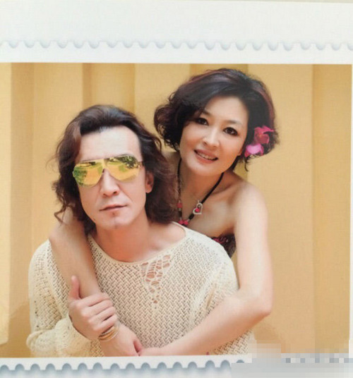 哈文晒亲密照庆结婚22周年头戴小花抱李咏