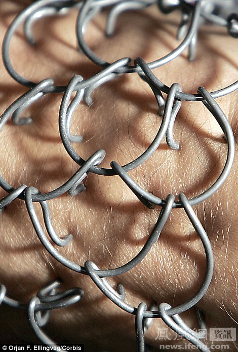 他除了星期天和教会节日之外,每天会在大腿根部绑两个小时的苦行带.