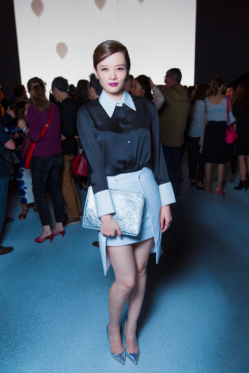 香港歌手柳妍熙ol风现身巴黎观秀端庄大方