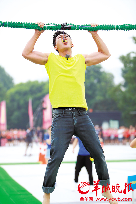 李晨展现完美肌肉