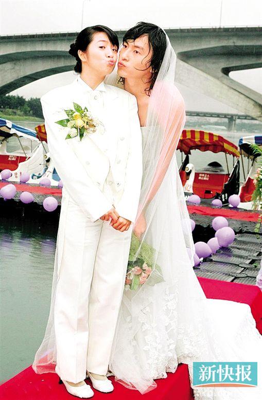 林依晨和郑元畅反串穿婚纱照,逗趣搞怪.