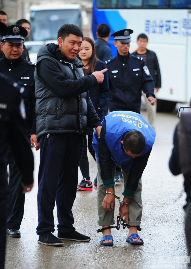 14岁少女杀人抛尸指认现场