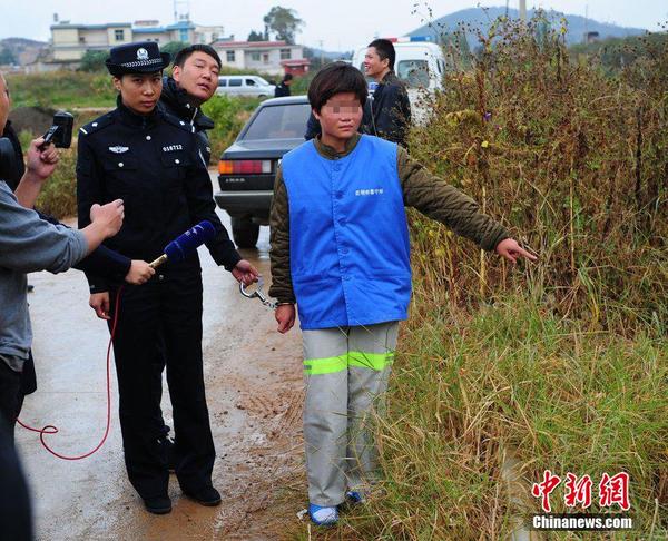 14岁少女携男友杀人抛尸 警察押送指认现场2014年10月29日,云南昆明