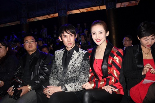 路晨现身中国国际时装周帅气西装变酷女郎