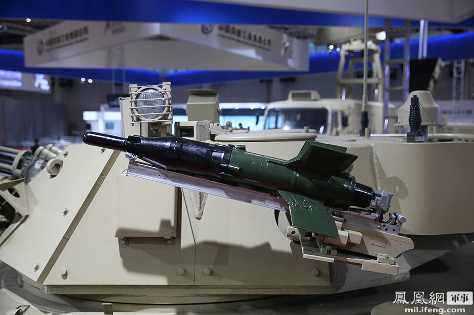 国产vn12步战换涂沙漠涂装 车体上布满"铆钉"