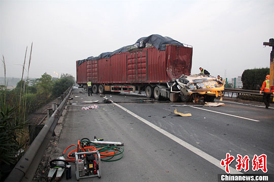 沪昆高速衢州段发生货车追尾事故