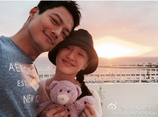 周迅抱玩具小熊与丈夫合影俏皮可爱组图