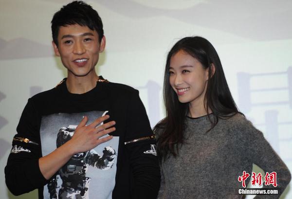 倪妮魏晨太原匆匆行与影迷互动亲切自拍