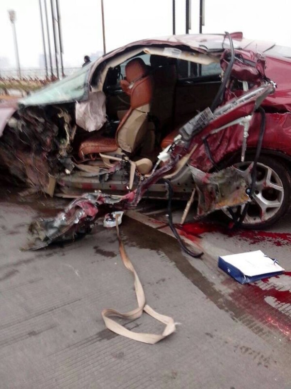 江西吉安:宝马x6与公交车相撞致2死2伤