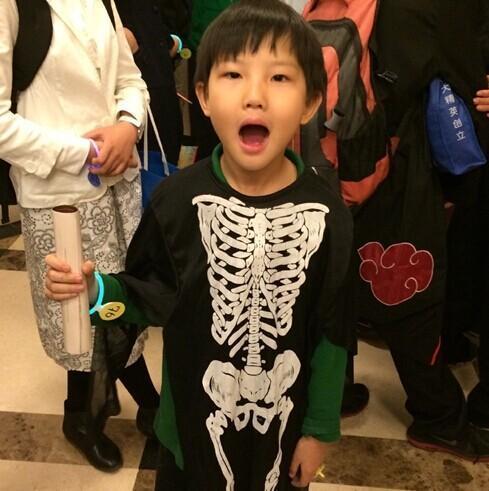 > 正文  今日,某知名博主在网上曝光了一组孙楠儿子的近照,据悉,孙楠