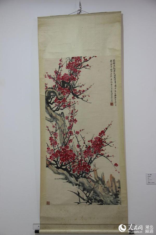 国画《红梅》人民网武汉1月10日电 9日,湖北美术馆推出的"艺荟迎春
