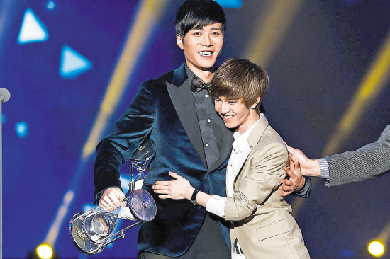 拥抱完,陈学冬说