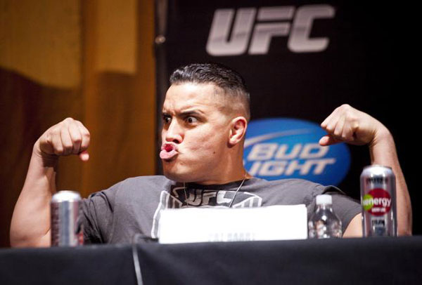 本次比赛的主赛将是散打出身的著名前ufc选手帕特·巴里(pat barry)