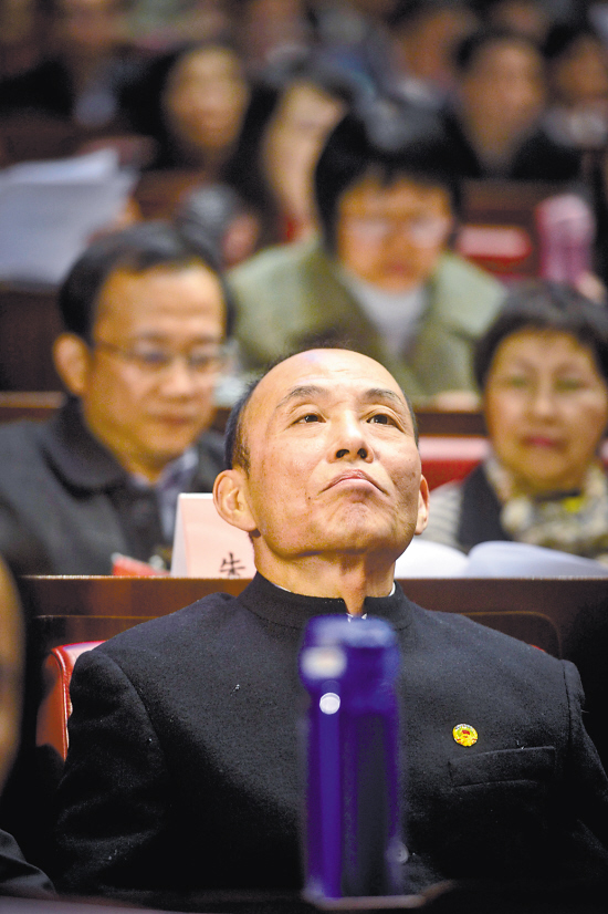 韩志鹏曹志伟丘育华易红霞吕超昨日,广州市政协十二届四次会议开幕