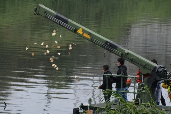复兴空难搜救持续家属基隆河畔撒纸钱图