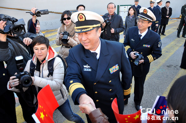 编队指挥员,南海舰队副参谋长张传书少将同前来迎接的中国驻法国使