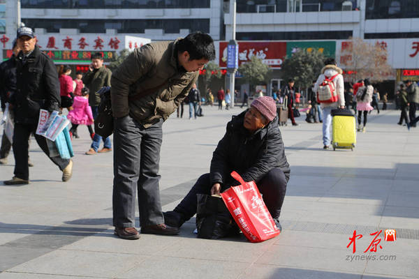 一位老人在向路人问路