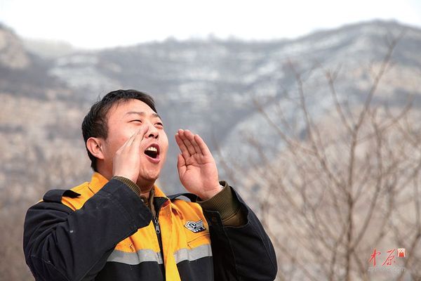 寂寞的时候对着大山喊上几嗓子,这是他们发泄的一种方式.