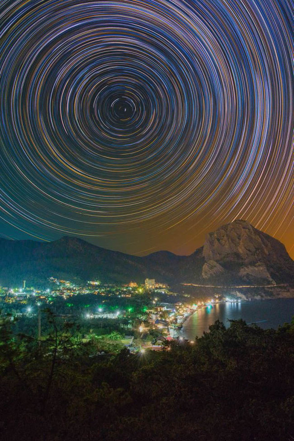 花费数小时用镜头拍摄下了夜晚的绚烂星轨图,将夜晚的天空变成