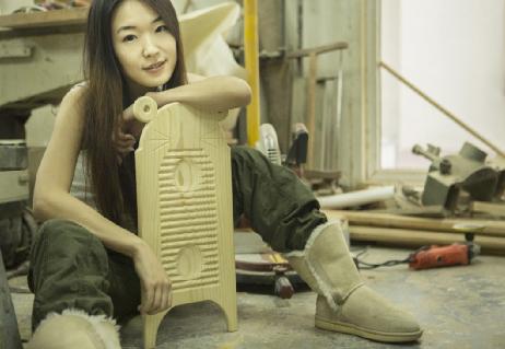 奇特情人节礼物:最美女木匠邀你跪搓衣板