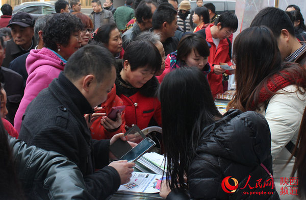 活动现场免费派发十万张各景区门票引得市民纷纷围观 刘冰/摄