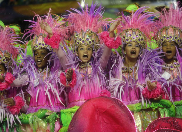 巴西狂欢节上演桑巴热舞 奇装异服夺人眼球(组图)|舞蹈|巴西_凤凰资讯