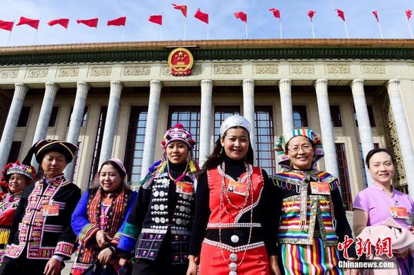 3月4日上午,全国人大少数民族妇女代表在北京人民大会堂参加十二届