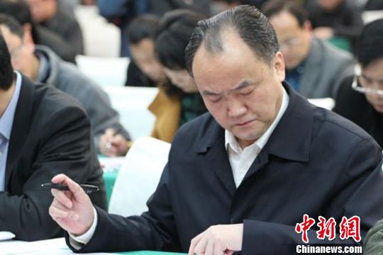 中共南充市委书记李仲彬带头参加法纪考试. 王爵摄