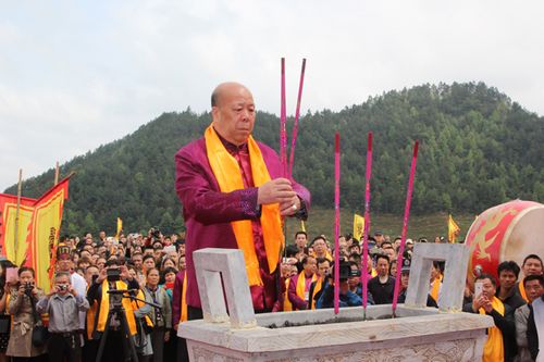 图为江西恒泰集团谢朗明董事长参加开园仪式