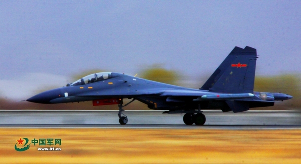 解放军驻高原歼11机群挂弹升空实战训练