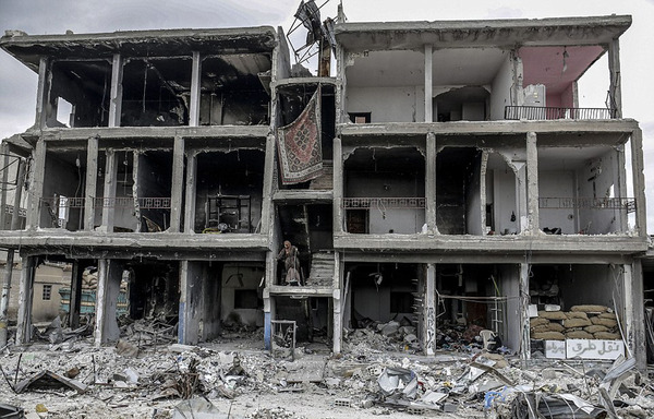 叙利亚边境小城战火后沦为废墟居民重建家园组图