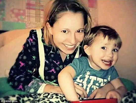 在视频中,这位一个孩子的母亲(上图为与女儿露比·梅(ruby may)的合照