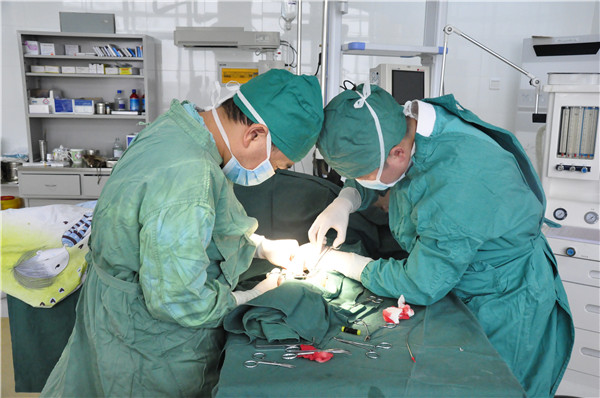 手术紧张进行中.