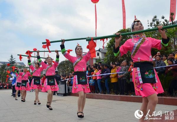 江西永丰县龙冈畲族乡赛歌品小吃庆"三月三"|民俗|少数民族_凤凰资讯