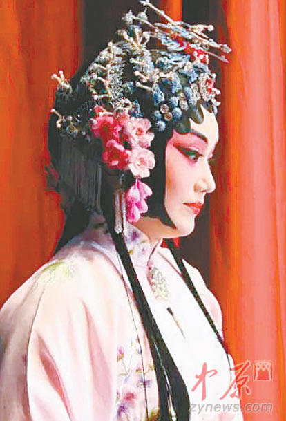 刘桂娟头戴点翠头面照片