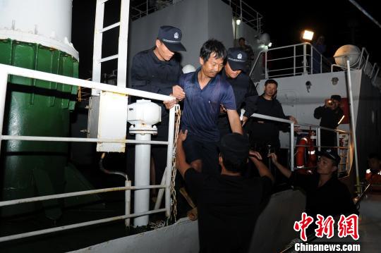中国海警局南海分局(筹)政工组组长陈木华(右)接受锦旗 通讯员 摄
