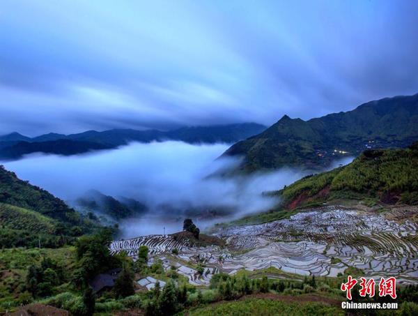 一夜雨后的福建尤溪县联合乡的初夏清晨,层层叠叠的梯田云雾飘渺,宛如