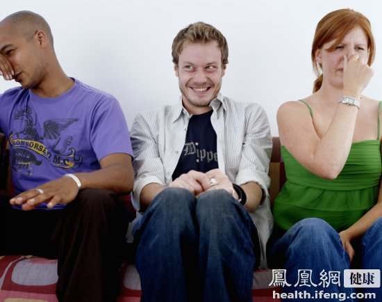 憋屁等于慢性中毒 一天放几个屁才算健康|放屁|慢性中毒_凤凰健康