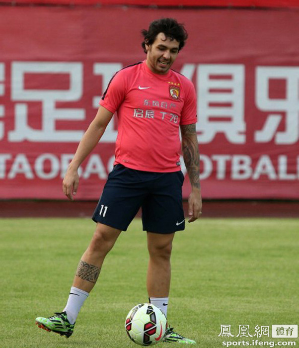 发福了?孔卡训练小肚腩明显 堪比高拉特