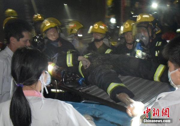 27岁消防员坠楼牺牲怀中2岁女童得救