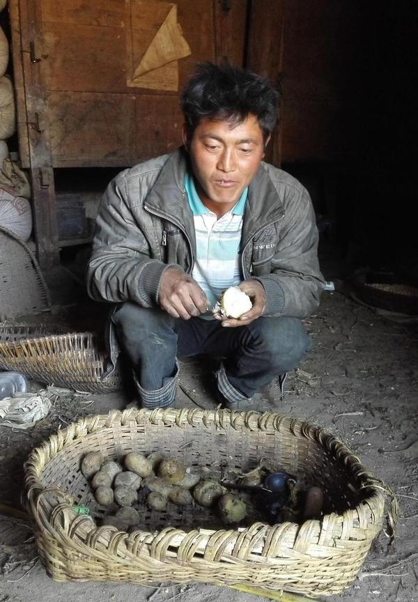 记者实拍中国最穷困人口:人畜同屋1年吃3次肉
